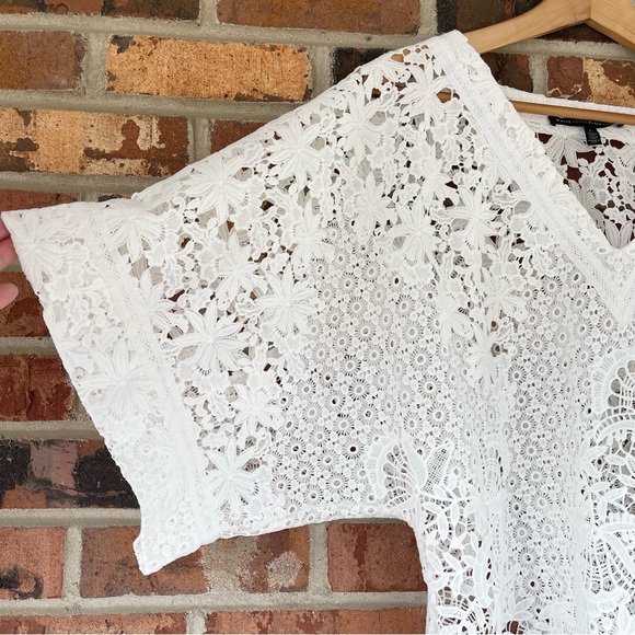 White House Black Market Women's Eyelet Lace V-Neck Blouse White Size Large - Picture 4 of 6